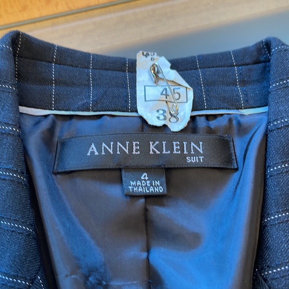 Anne Klein Blue pencil skirt suit, white pin stripe 2 button jacket - Picture 14 of 16